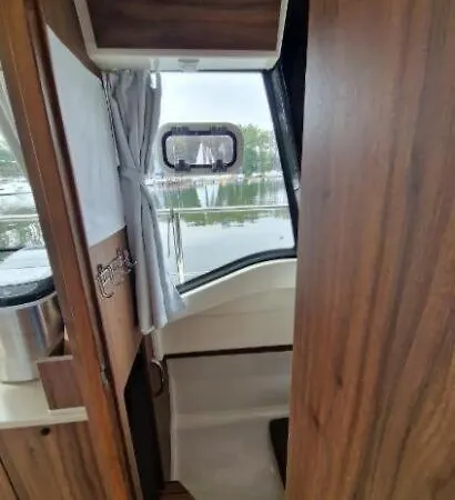 Sun Camper 35 ספינת מלון גיז'יצקו