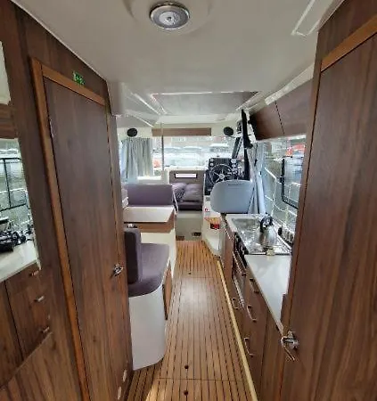 Sun Camper 35 ספינת מלון גיז'יצקו